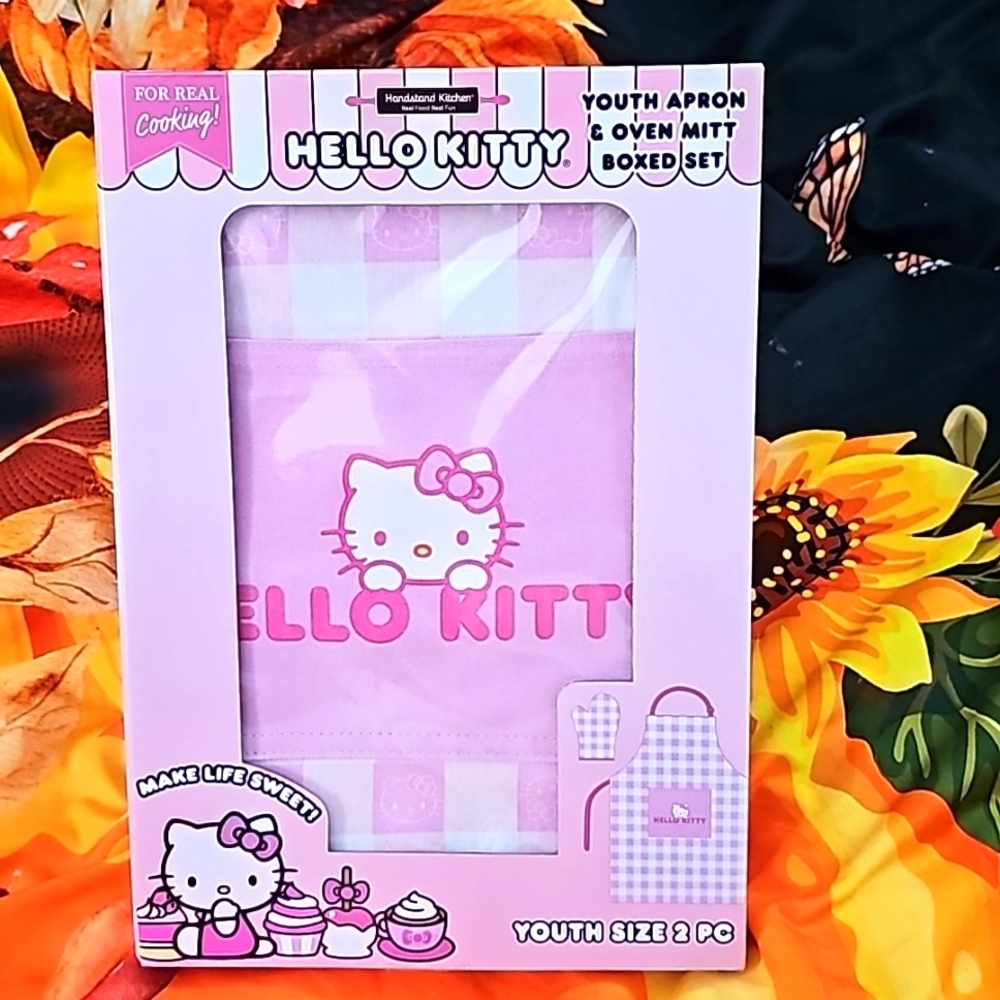 NIB Hello Kitty Apron and Mitt Boxes Set